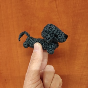 Kicsi horgolt tacskó  - játék & sport - plüssállat & játékfigura - kutya - Meska.hu
