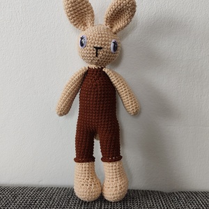 Horgolt nyuszi , Játék & Sport, Plüssállat & Játékfigura, Nyuszi, Horgolás, Horgolt nyuszifiú barna nadrágban. A ruhája nem levehető. Szeme biztonsági babaszem. Magassága 28 c..., MESKA