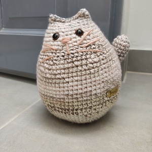 Cirmos ajtókitámasztó cica - otthon & életmód - dekoráció - ajtó- és ablak dekoráció - ablakdísz - Meska.hu