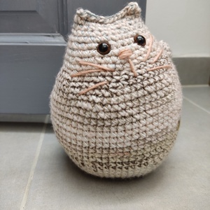 Cirmos ajtókitámasztó cica, Otthon & Életmód, Dekoráció, Ajtó- és ablak dekoráció, Ablakdísz, Horgolás, MESKA