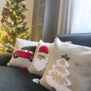 Piros autó fenyőfval díszpárna  - karácsony - karácsonyi lakásdekoráció - karácsonyi lakásdíszek - Meska.hu