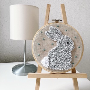 Világos nyuszis fonalkép - ünnepi díszek, dekorációk - húsvéti díszek és dekorációk - húsvéti ajtódísz, kopogtató - Meska.hu