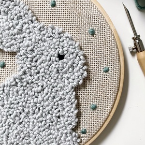 Világos nyuszis fonalkép - ünnepi díszek, dekorációk - húsvéti díszek és dekorációk - húsvéti ajtódísz, kopogtató - Meska.hu