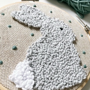 Világos nyuszis fonalkép - ünnepi díszek, dekorációk - húsvéti díszek és dekorációk - húsvéti ajtódísz, kopogtató - Meska.hu