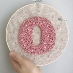Személyre szabott O feliratú fonalkép, Baba - mama, Babaszoba dekoráció, Babaszoba kép, Hímzés, MESKA