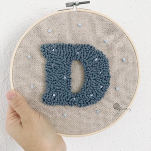 Személyre szabott D feliratú fonalkép, Baba - mama, Babaszoba dekoráció, Babaszoba kép, Hímzés, MESKA