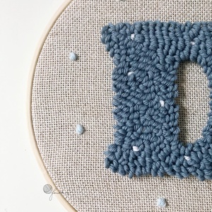 Személyre szabott D feliratú fonalkép - baba - mama - babaszoba dekoráció - babaszoba kép - Meska.hu