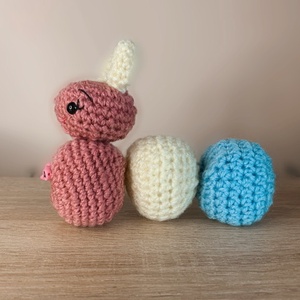 Horgolt hernyócska plüss állat egyedi névvel  - játék & sport - plüssállat & játékfigura - más figura - Meska.hu