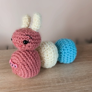 Horgolt hernyócska plüss állat egyedi névvel  - játék & sport - plüssállat & játékfigura - más figura - Meska.hu