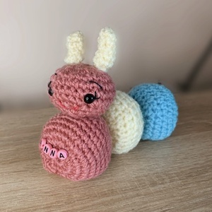 Horgolt hernyócska plüss állat egyedi névvel  - játék & sport - plüssállat & játékfigura - más figura - Meska.hu