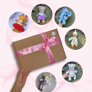 Horgolt plüss mystery box zsákbamacska kislányoknak, Játék & Sport, Babalátogató ajándékcsomag, Horgolás, MESKA
