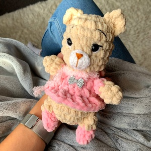 Horgolt plüss maci gyerekeknek rózsaszín ruhában, Játék & Sport, Plüssállat & Játékfigura, Maci, Horgolás, MESKA