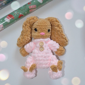 Horgolt pizsamás nyuszi plüss alvóka  - játék & sport - plüssállat & játékfigura - nyuszi - Meska.hu