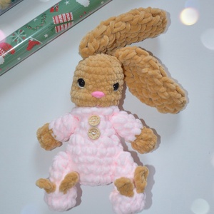 Horgolt pizsamás nyuszi plüss alvóka  - játék & sport - plüssállat & játékfigura - nyuszi - Meska.hu