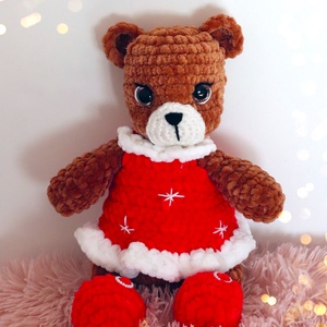 Horgolt maci plüss karácsonyi ruhában - Meska.hu