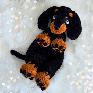 Horgolt tacskó kutya plüss alvóka - Meska.hu