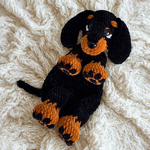 Horgolt tacskó kutya plüss alvóka, Játék & Sport, Plüssállat & Játékfigura, Kutya, Horgolás, MESKA