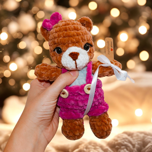 Horgolt kislány maci plüss ruhában, Játék & Sport, Plüssállat & Játékfigura, Maci, Horgolás, MESKA