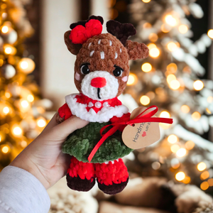 Horgolt karácsonyi rénszarvas plüss téli ruhában - játék & sport - plüssállat & játékfigura - plüss mesefigurák - Meska.hu