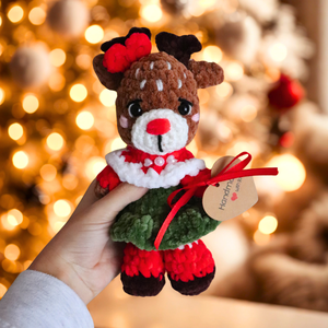 Horgolt karácsonyi rénszarvas plüss téli ruhában - Meska.hu