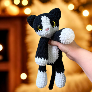 Horgolt fekete fehér cica plüss gyerekeknek - Meska.hu