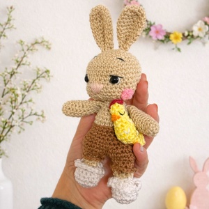 Horgolt húsvéti pamut nyuszi plüss kakassal - játék & sport - plüssállat & játékfigura - nyuszi - Meska.hu