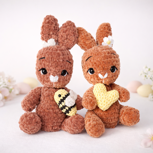 Horgolt húsvéti nyuszi plüss méhecskével és szívvel - játék & sport - plüssállat & játékfigura - nyuszi - Meska.hu