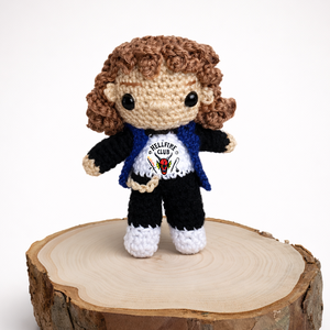 Horgolt Eddie Munson inspriálta figura  - Meska.hu