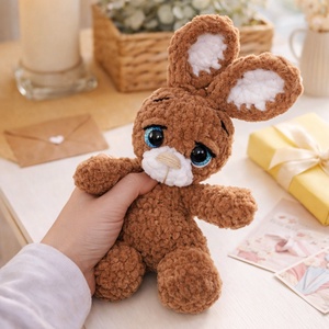 Horgolt nyuszi plüss gyerekeknek, Játék & Sport, Plüssállat & Játékfigura, Nyuszi, Horgolás, Kézzel készült nyuszi plüss gyerekeknek vastag, pihe-puha zsenília fonalból. 
Mérete: kb. 23 cm. 
K..., MESKA