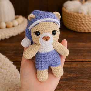 Horgolt alvó maci plüss pizsamában - Meska.hu