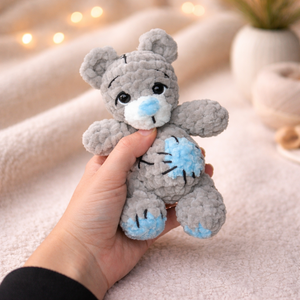 Horgolt foltozott maci plüss  - játék & sport - plüssállat & játékfigura - maci - Meska.hu