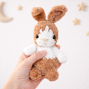 Horgolt foltos nyuszi plüss , Játék & Sport, Plüssállat & Játékfigura, Nyuszi, Horgolás, MESKA