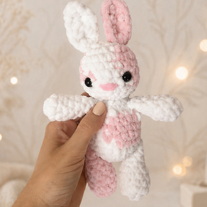 Horgolt foltos nyuszik több színben - játék & sport - plüssállat & játékfigura - nyuszi - Meska.hu