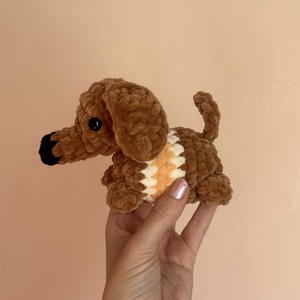 Horgolt mini tacskó plüss - játék & sport - plüssállat & játékfigura - kutya - Meska.hu