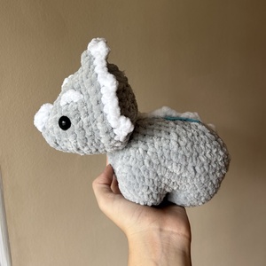 Horgolt szürke triceratops plüss  - játék & sport - plüssállat & játékfigura - plüss dínók - Meska.hu