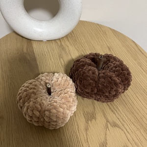 Horgolt tök zseníliafonalból, fa száracskával (10 cm) - kellékek & szerszámok - dekorációs kellékek - őszi dekor - őszi dekortök - Meska.hu