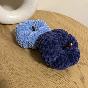 Horgolt tök zseníliafonalból, fa száracskával (10 cm) - kellékek & szerszámok - dekorációs kellékek - őszi dekor - őszi dekortök - Meska.hu