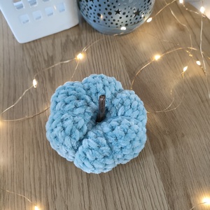 Horgolt tök zseníliafonalból, fa száracskával (10 cm), Kellékek & szerszámok, Dekorációs kellékek, Őszi dekor, Őszi dekortök, Horgolás, MESKA