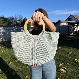 Horgolt kosár táska fa táskafogóval  kézzel készült, egyedi darab - Meska.hu