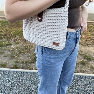 Horgolt kisméretű válltáska pamut béléssel  elegáns, kézzel készült darab - táska & tok - kézitáska & válltáska - válltáska - Meska.hu