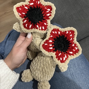 Horgolt plüss Baby Demogorgon figura  kézzel készült, egyedi ajándék, Játék & Sport, Plüssállat & Játékfigura, Plüss mesefigurák, Horgolás, MESKA