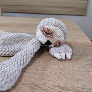 Horgolt plüss lajhár alvóka - baba - mama - baba játékok - szundikendő, alvóka - Meska.hu