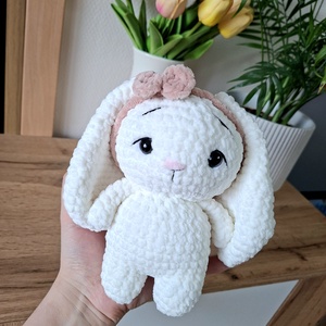 Horgolt hosszúfülű nyuszi masnival, Játék & Sport, Plüssállat & Játékfigura, Nyuszi, Horgolás, MESKA
