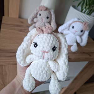 Horgolt kicsi nyuszi masnival, Játék & Sport, Plüssállat & Játékfigura, Nyuszi, Horgolás, MESKA