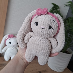Horgolt hosszúfülű nyuszi masnival, Játék & Sport, Plüssállat & Játékfigura, Nyuszi, Horgolás, MESKA