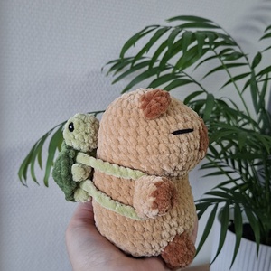 Horgolt capybara kis teknősös hátizsákkal - játék & sport - plüssállat & játékfigura - nyuszi - Meska.hu