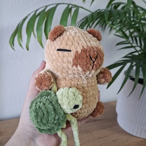 Horgolt capybara kis teknősös hátizsákkal, Játék & Sport, Plüssállat & Játékfigura, Nyuszi, Horgolás, MESKA