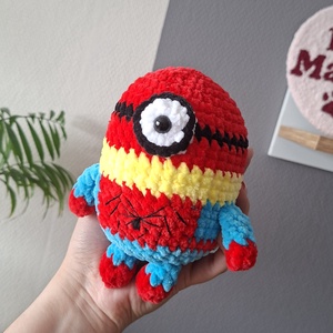 Horgolt minion pókember jelmezben - játék & sport - plüssállat & játékfigura - más figura - Meska.hu