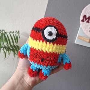 Horgolt minion pókember jelmezben - játék & sport - plüssállat & játékfigura - más figura - Meska.hu