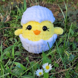 Horgolt kiscsibe tojáshéjjal - játék & sport - plüssállat & játékfigura - más figura - Meska.hu